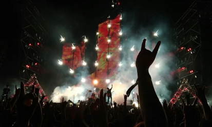 Zanger Foo Fighters drinkt bier met Kerstman